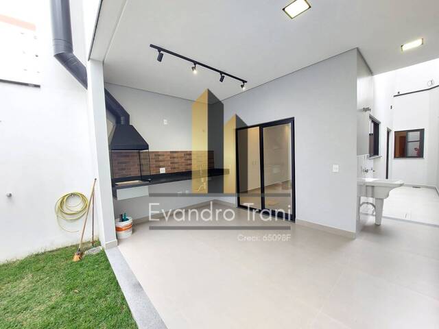 #719 - Casa para Venda em São José dos Campos - SP