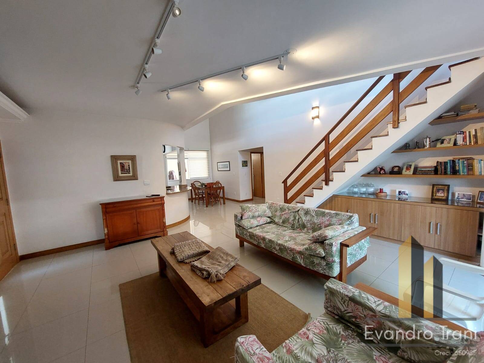 Casa, 4 quartos, 256 m² - Foto 1