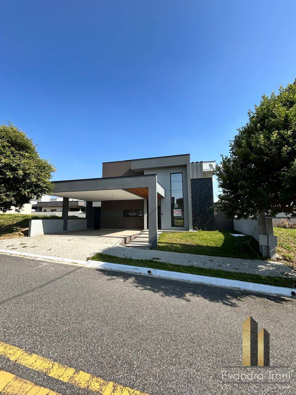 Casa à venda com 3 quartos, 164m² - Foto 1