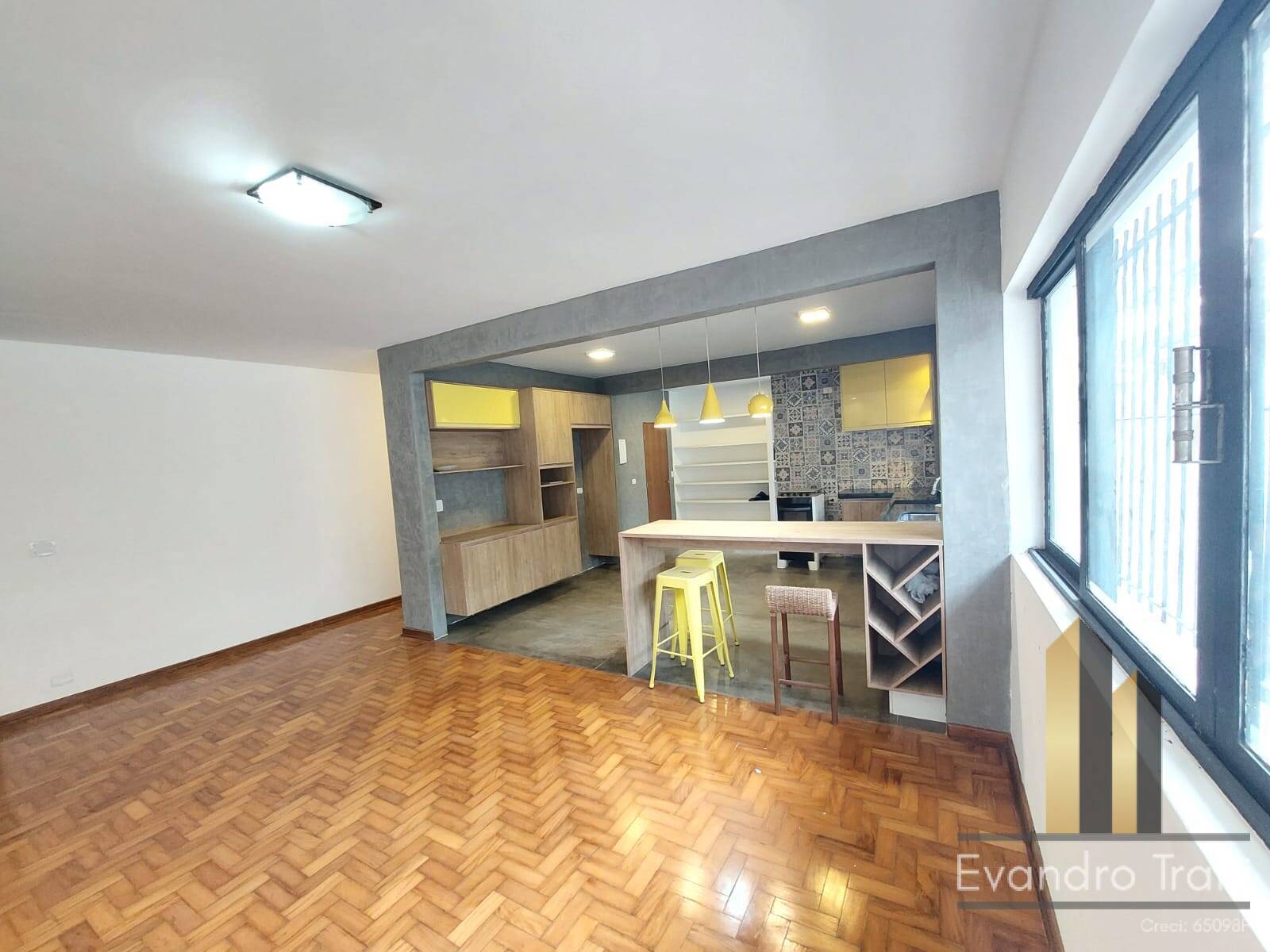 Casa à venda com 3 quartos, 238m² - Foto 1