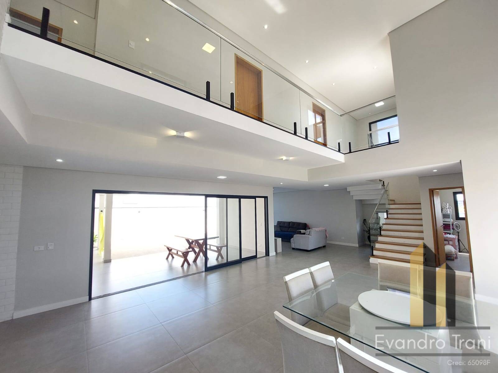 Casa à venda com 4 quartos, 311m² - Foto 2