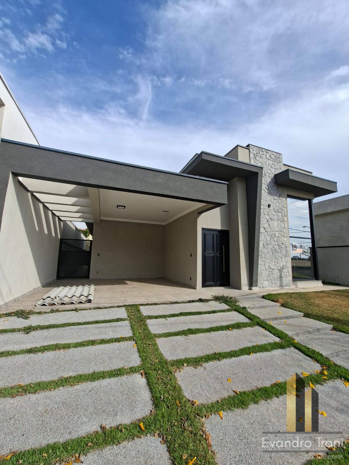 Casa à venda com 3 quartos, 300m² - Foto 1
