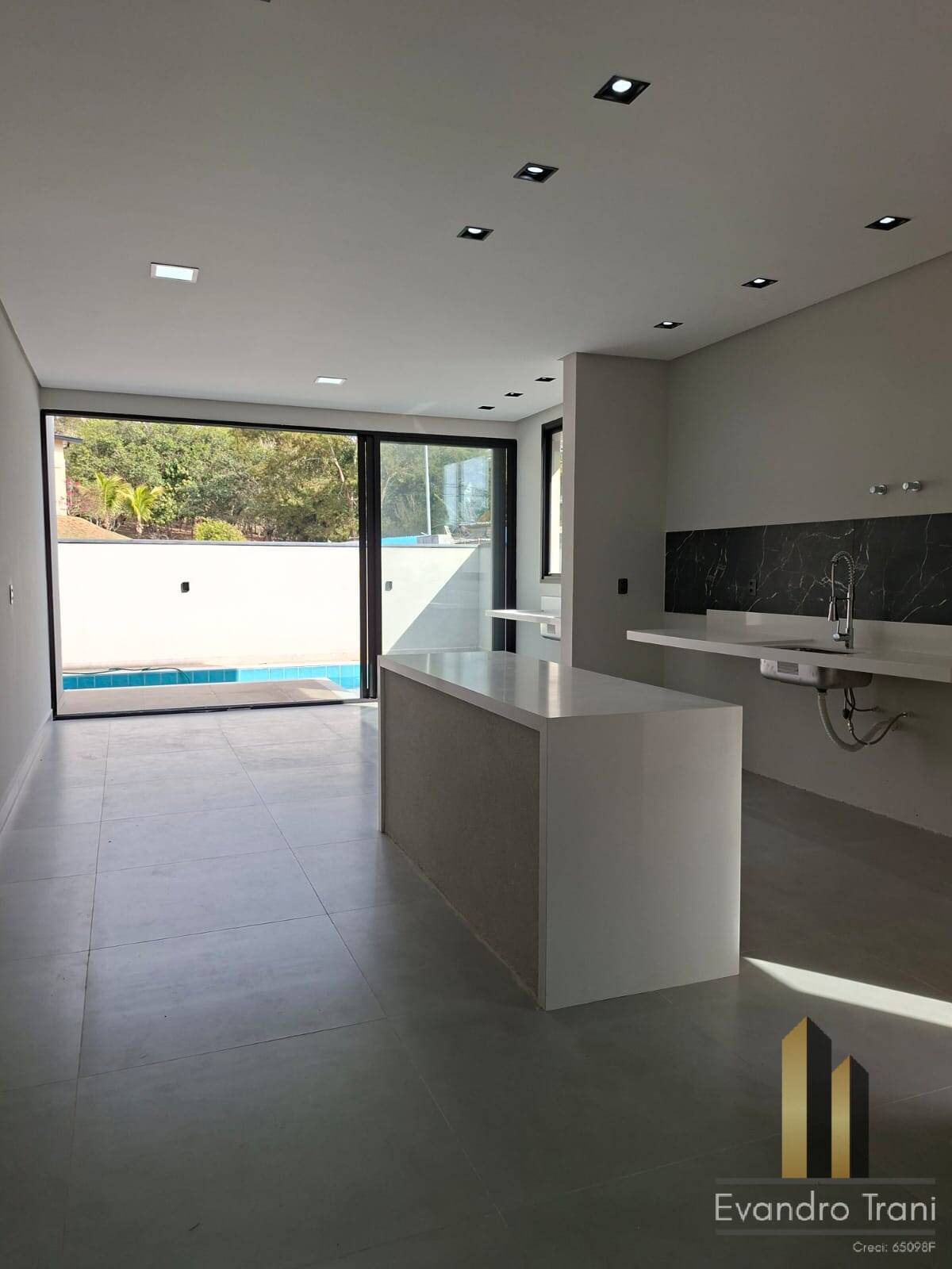 Casa à venda com 3 quartos, 300m² - Foto 7
