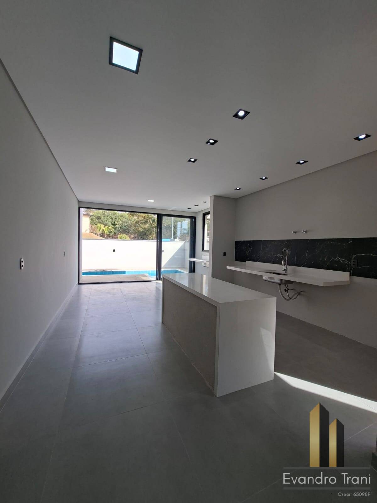 Casa à venda com 3 quartos, 300m² - Foto 4