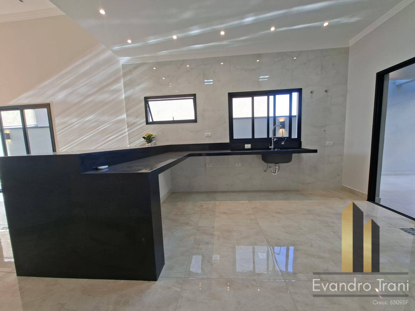 Casa à venda com 3 quartos, 250m² - Foto 9