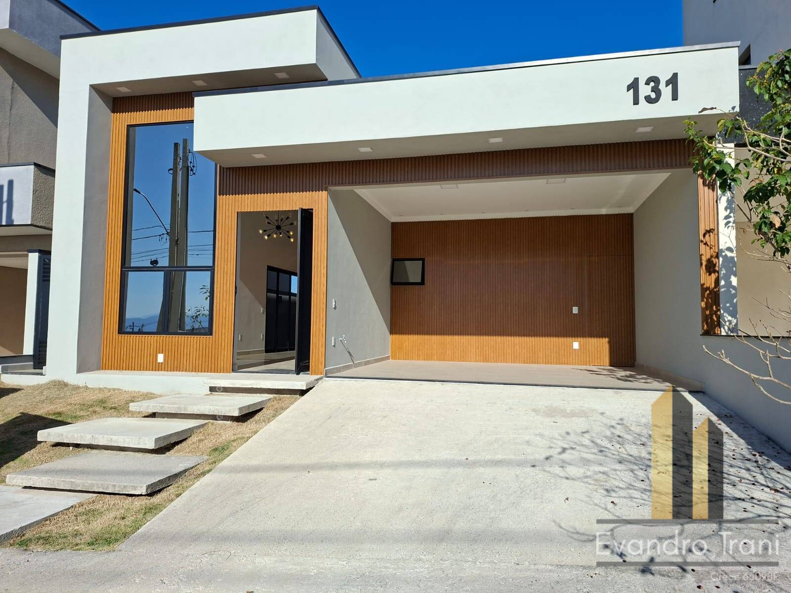 Casa à venda com 3 quartos, 250m² - Foto 1