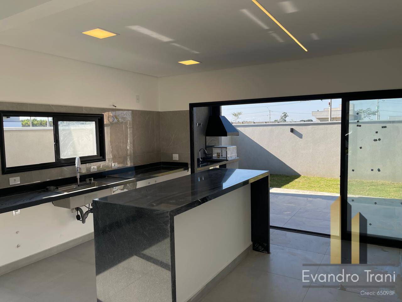 Casa à venda com 3 quartos, 250m² - Foto 4